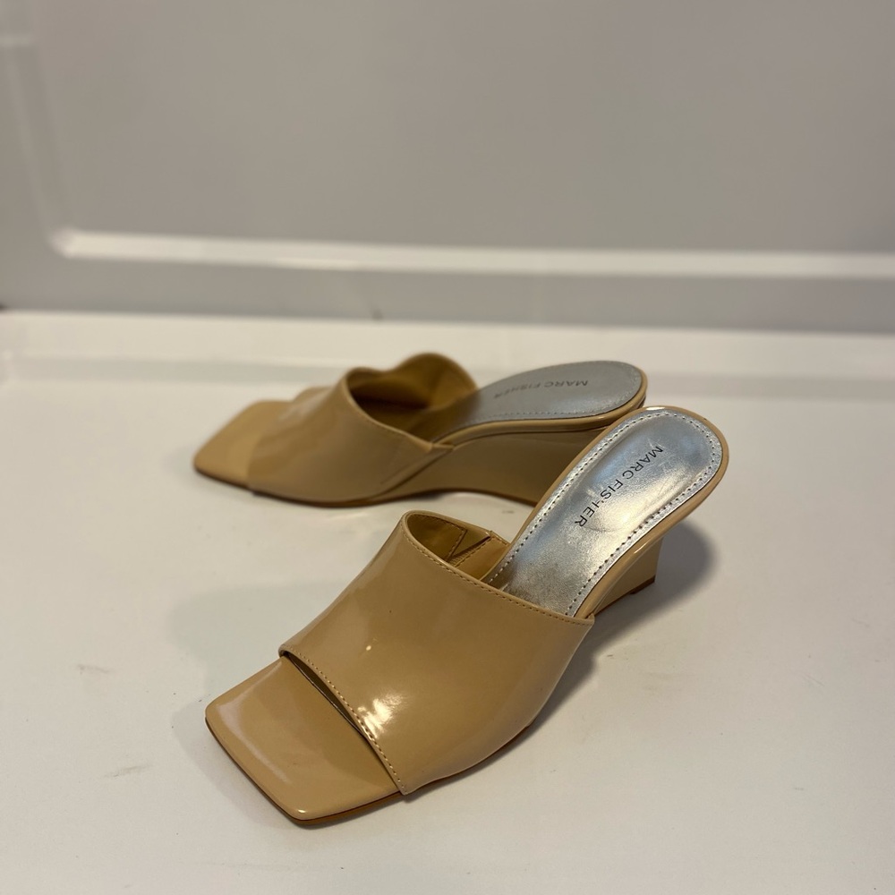 Sleek Marc Fisher Rollo Wedge Sandals in cream color, Quiet Luxury Size 7.5 - Picture 2 of 5
